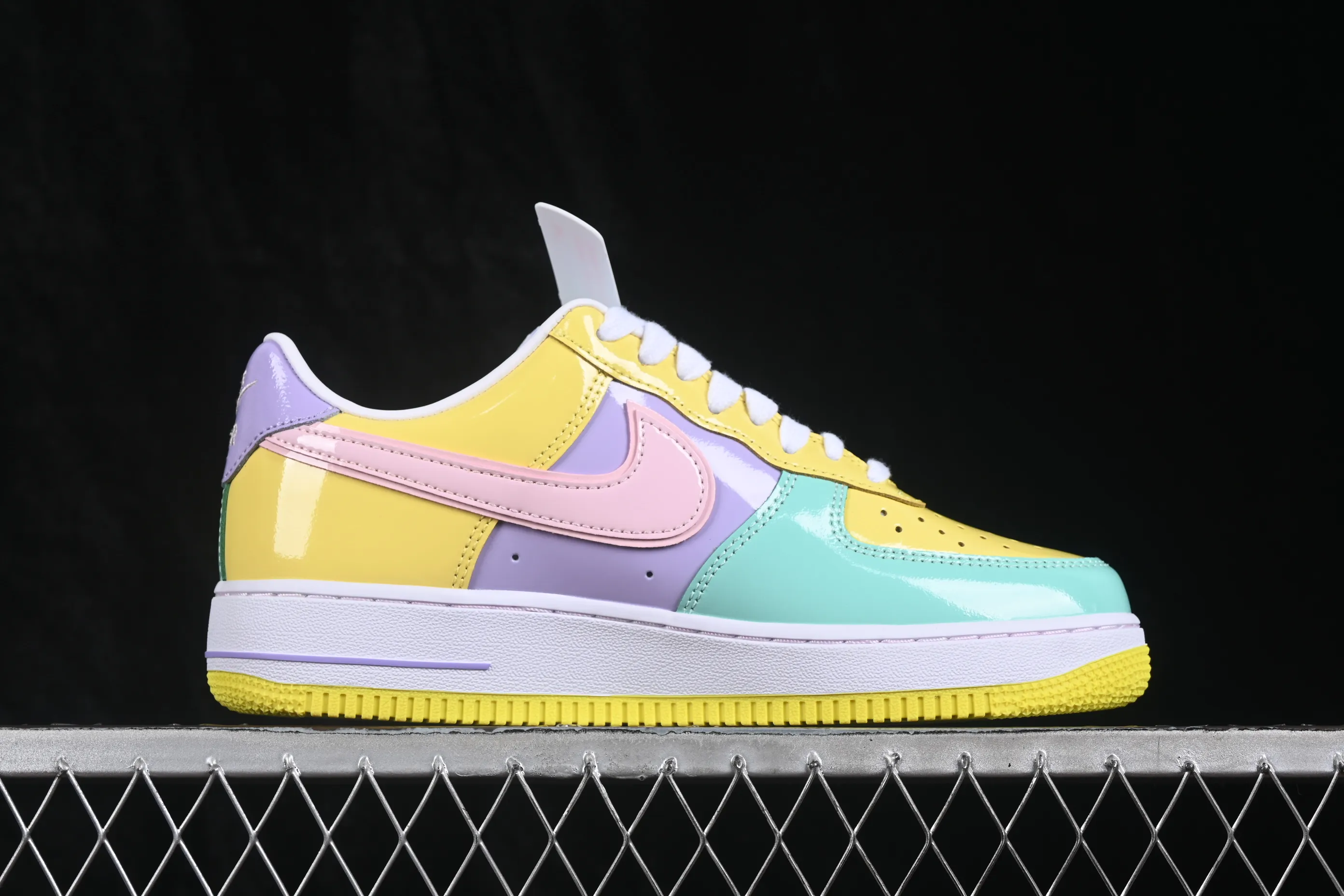 All categories Nk Air Force 1 Air Force series Nk Air Force 1 Low Air Force low-top Nike Air Force 1'07 Low patent leather color matching Air Force 1 low-top casual sneakers IQ9706-701